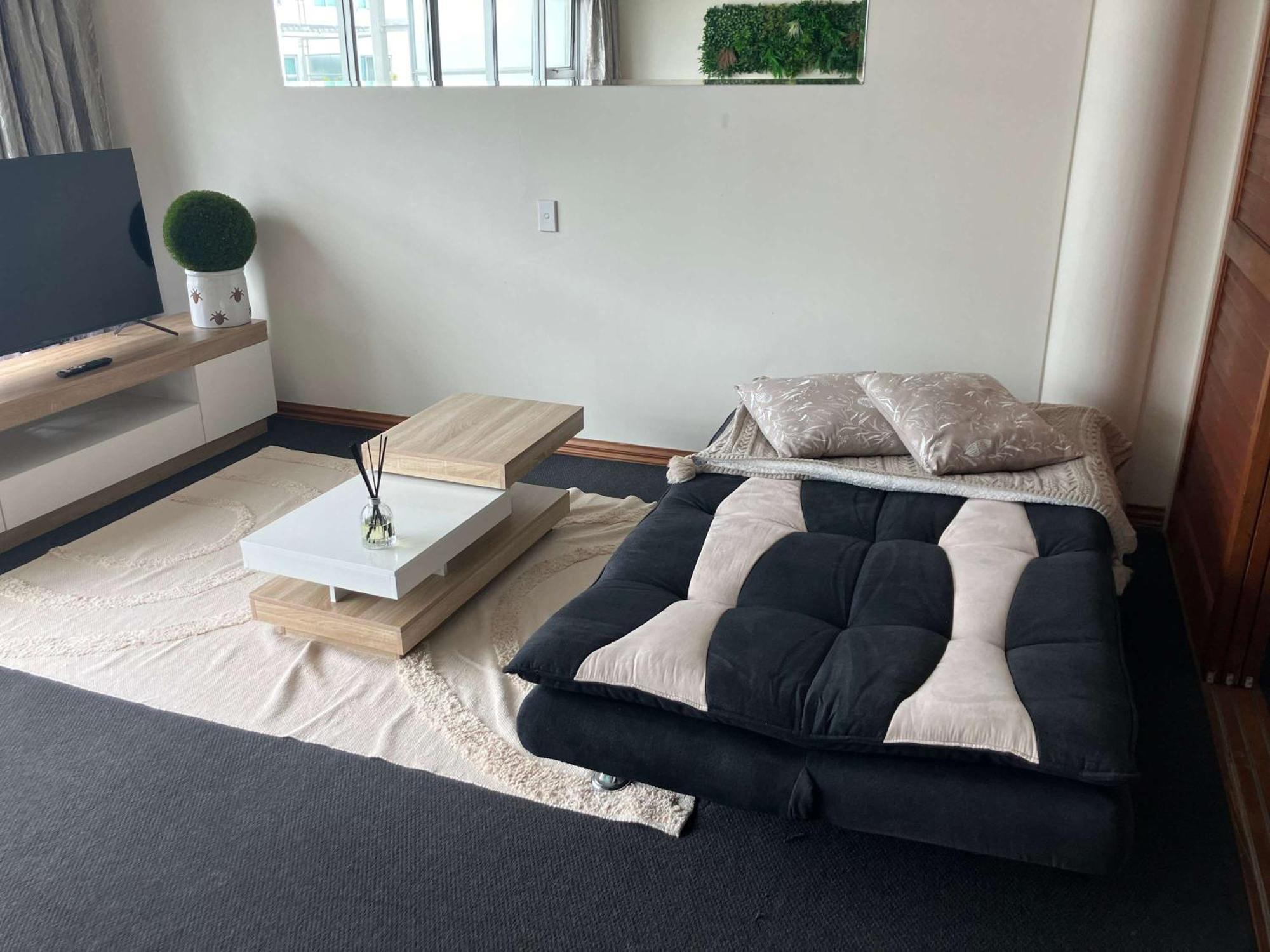 Easy One Bedrm On Princes Wharf Apartment *