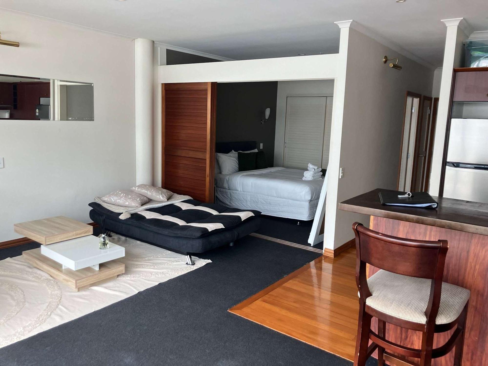 Easy One Bedrm On Princes Wharf Apartment *