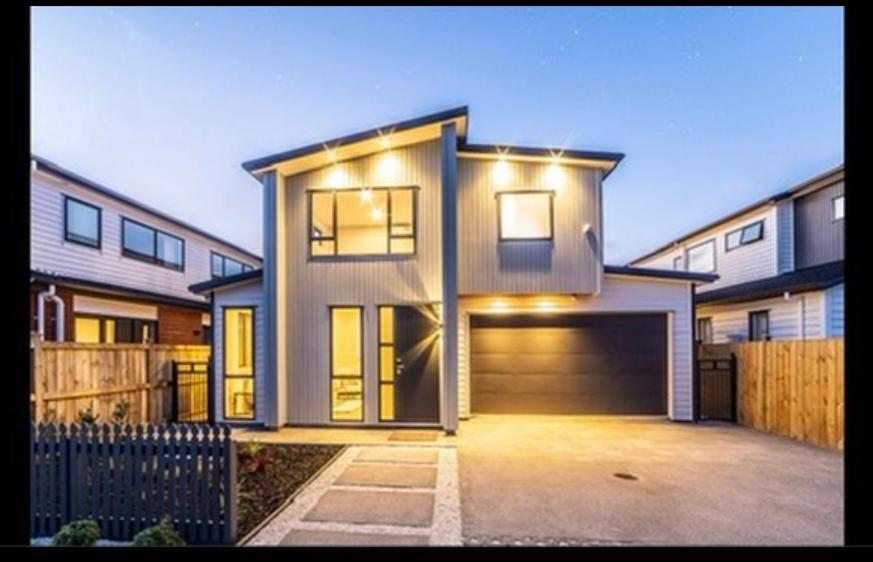 Scott Point Private Entry Flat Offers The Entire Living Room, Bedroom And Ensuite, Parking Available Guest house Auckland