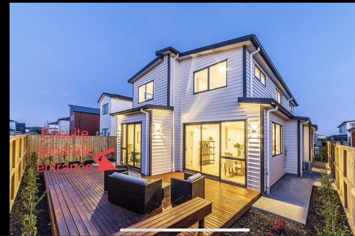 Scott Point Private Entry Flat Offers The Entire Living Room, Bedroom And Ensuite, Parking Available Guest house Auckland