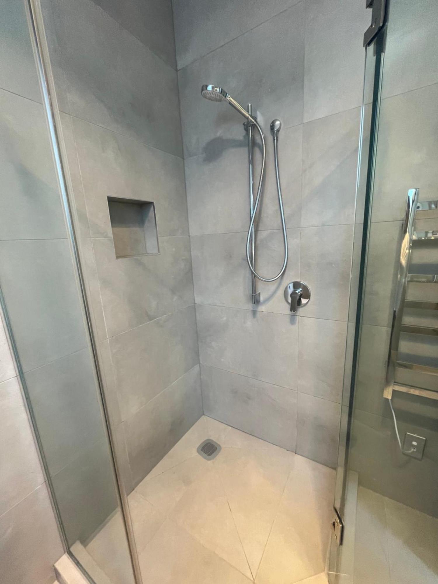 Scott Point Private Entry Flat Offers The Entire Living Room, Bedroom And Ensuite, Parking Available