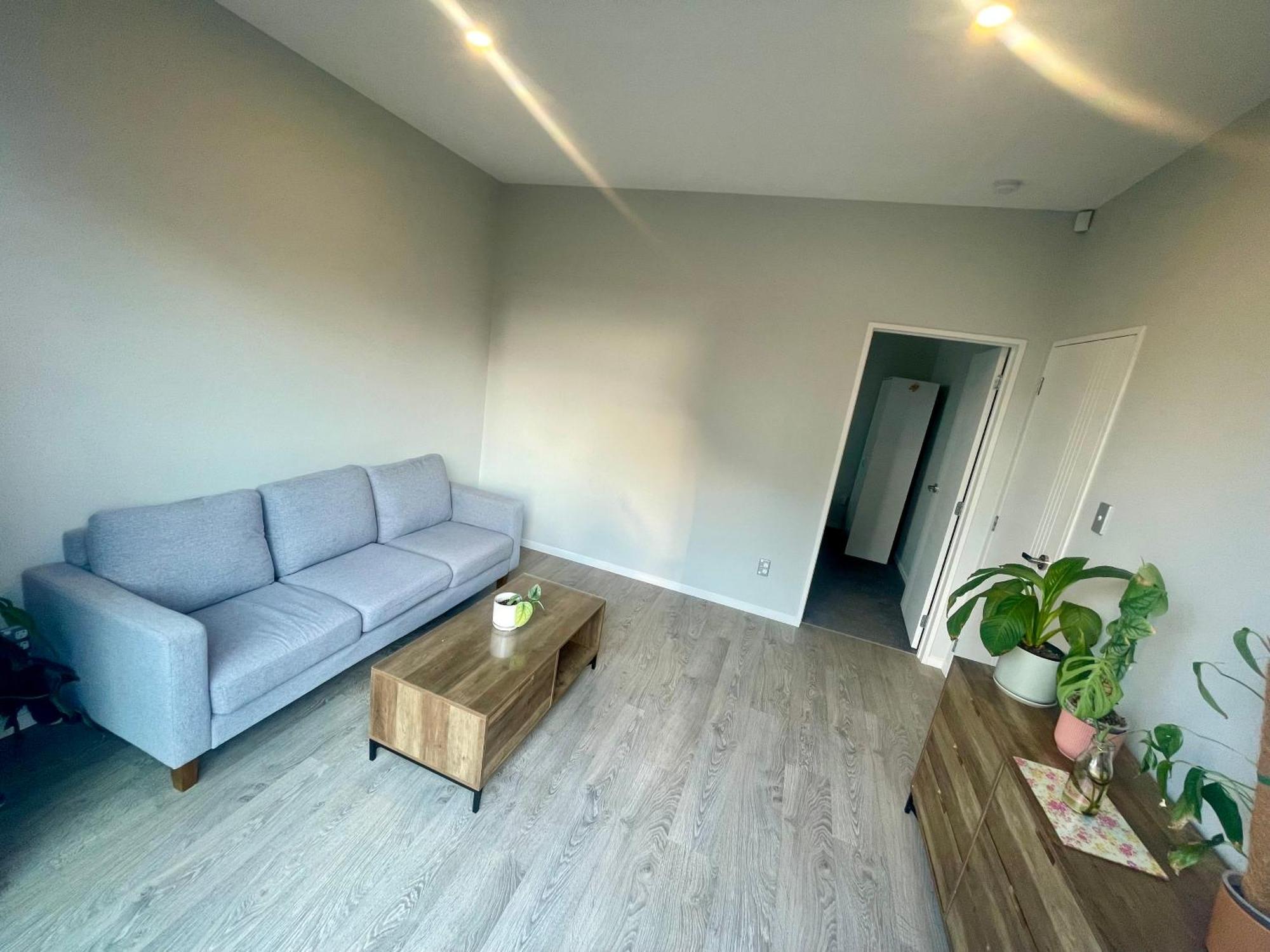 Scott Point Private Entry Flat Offers The Entire Living Room, Bedroom And Ensuite, Parking Available * Auckland