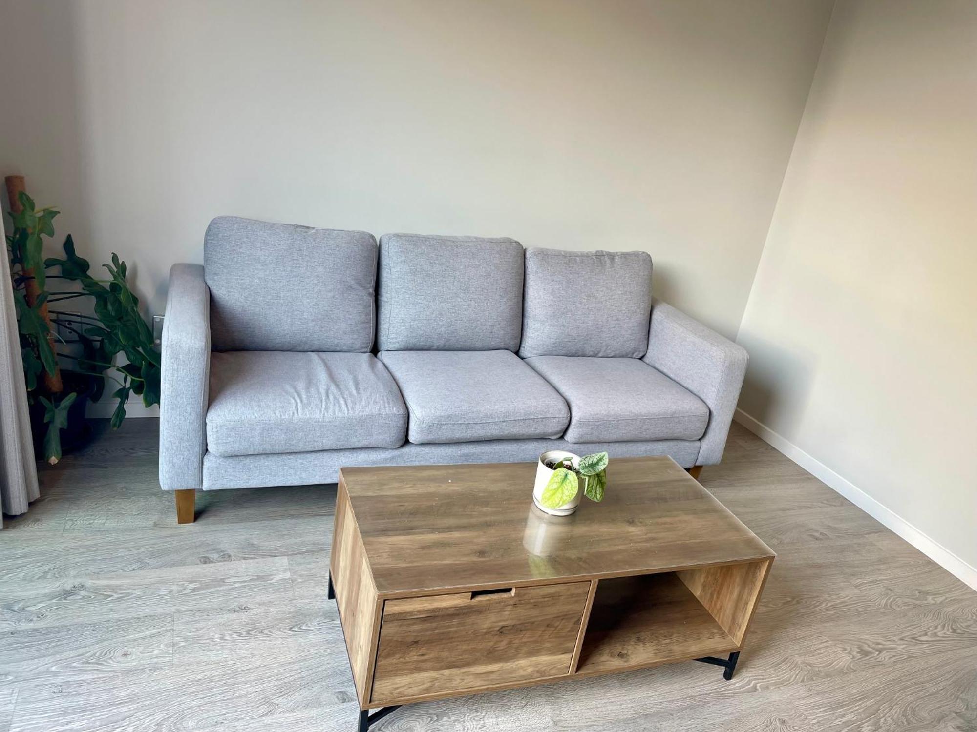 Scott Point Private Entry Flat Offers The Entire Living Room, Bedroom And Ensuite, Parking Available Guest house