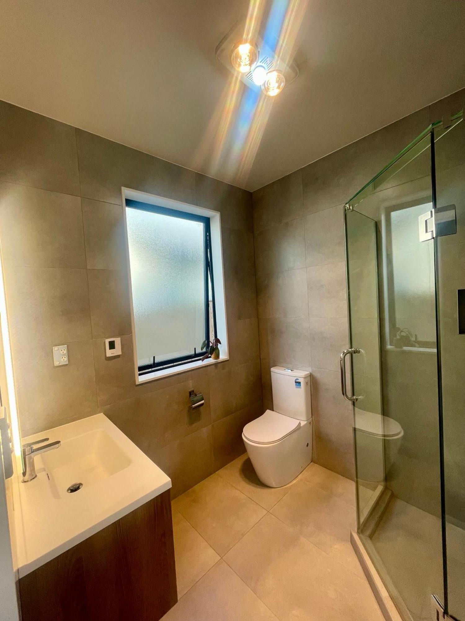 Scott Point Private Entry Flat Offers The Entire Living Room, Bedroom And Ensuite, Parking Available Guest house