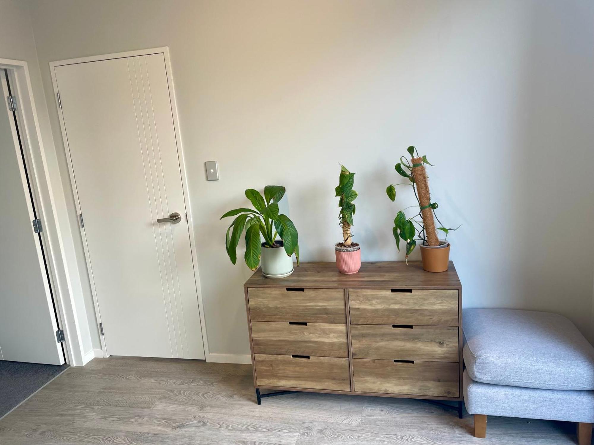Guest house Scott Point Private Entry Flat Offers The Entire Living Room, Bedroom And Ensuite, Parking Available