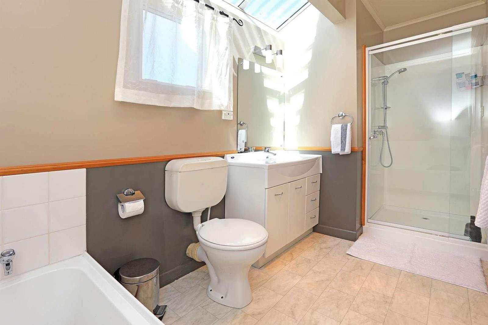 In Remuera With Free Street Carpark, Handy Close To Cuisine Restaurant And Public Transportation Auckland