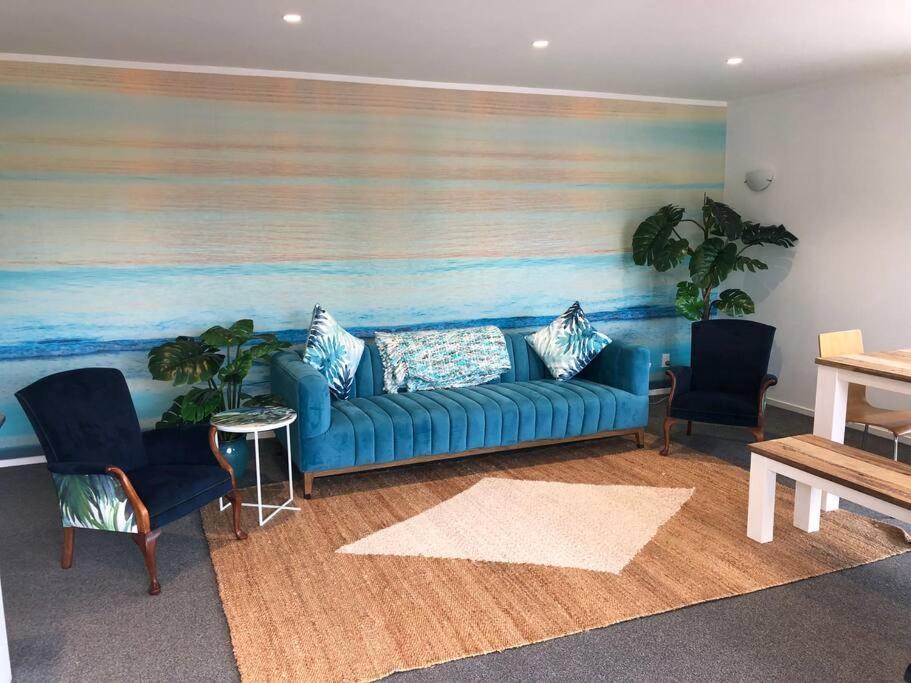 Tropical Paradise By The Sea *