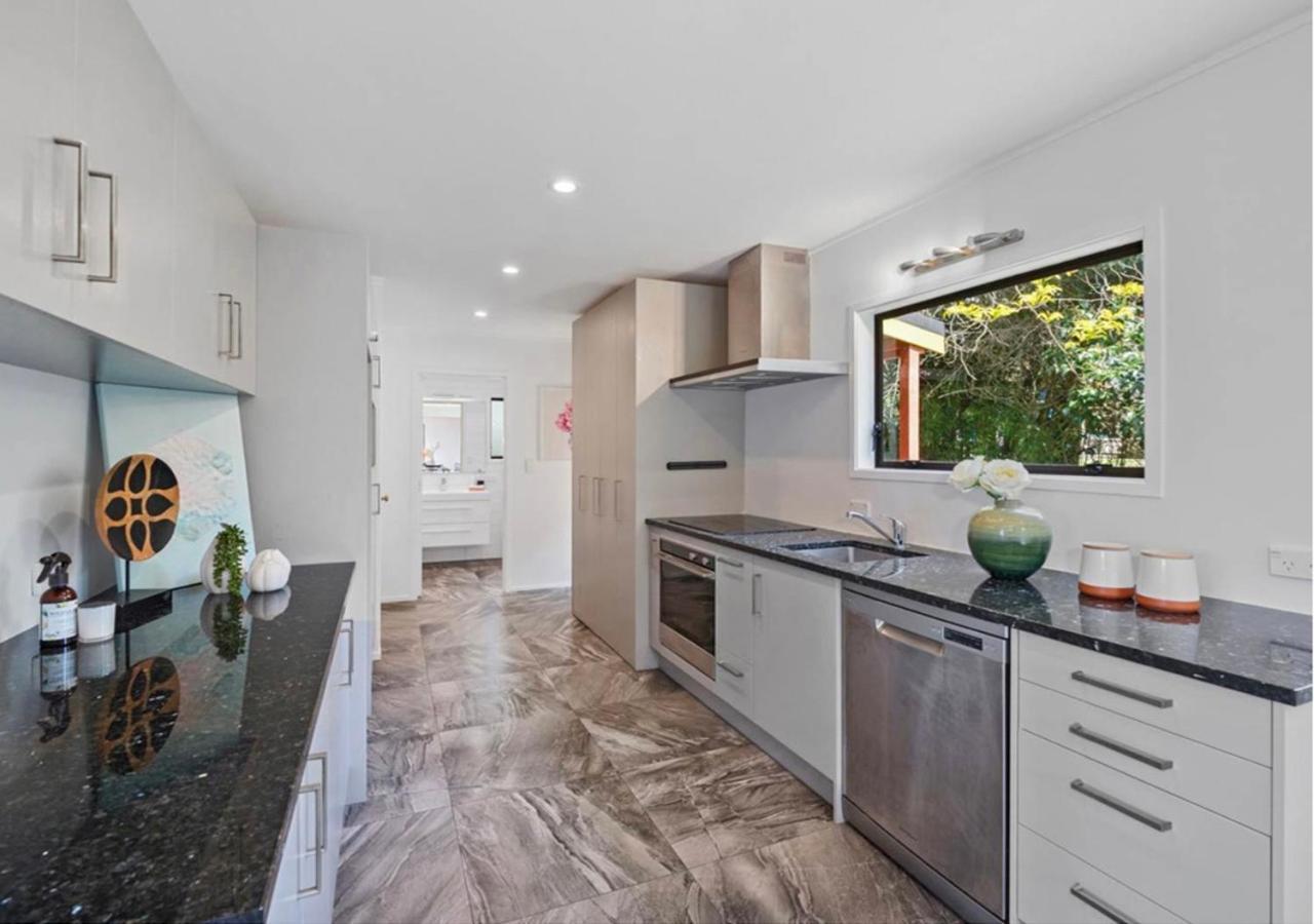 Private With Separate Bathroom And Carpark *