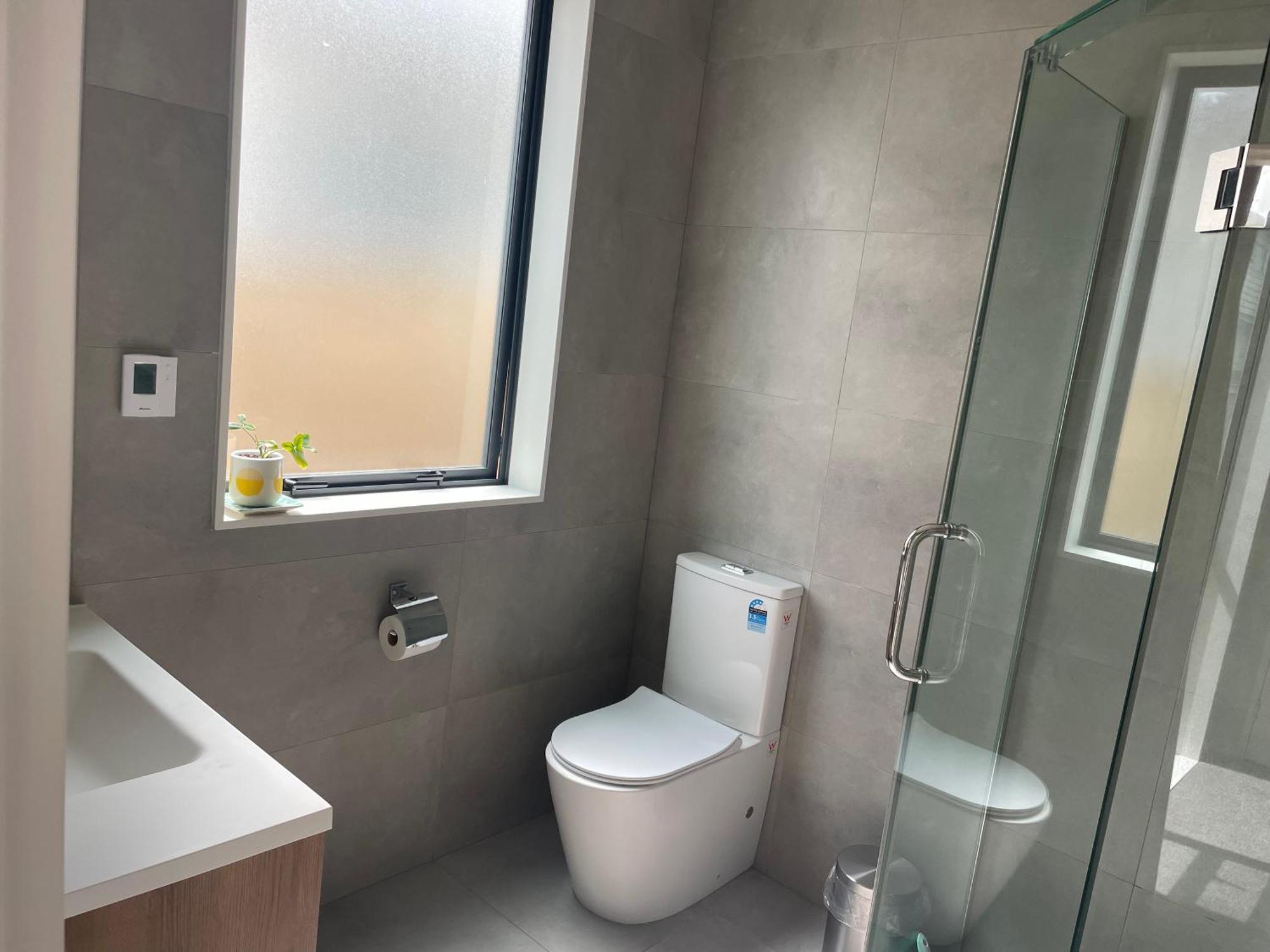 Scott Point Private Entry Flat Offers The Entire Living Room, Bedroom And Ensuite, Parking Available Guest house *