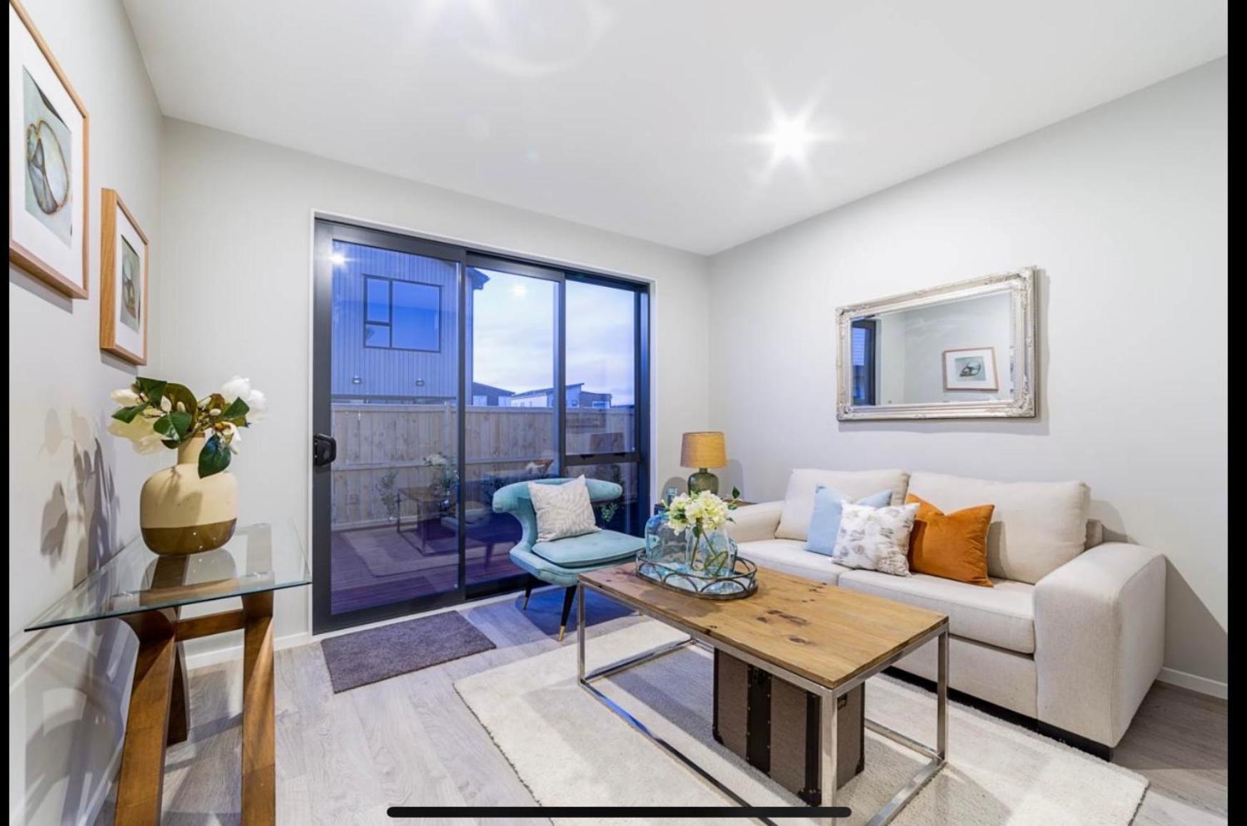 Guest house Scott Point Private Entry Flat Offers The Entire Living Room, Bedroom And Ensuite, Parking Available *
