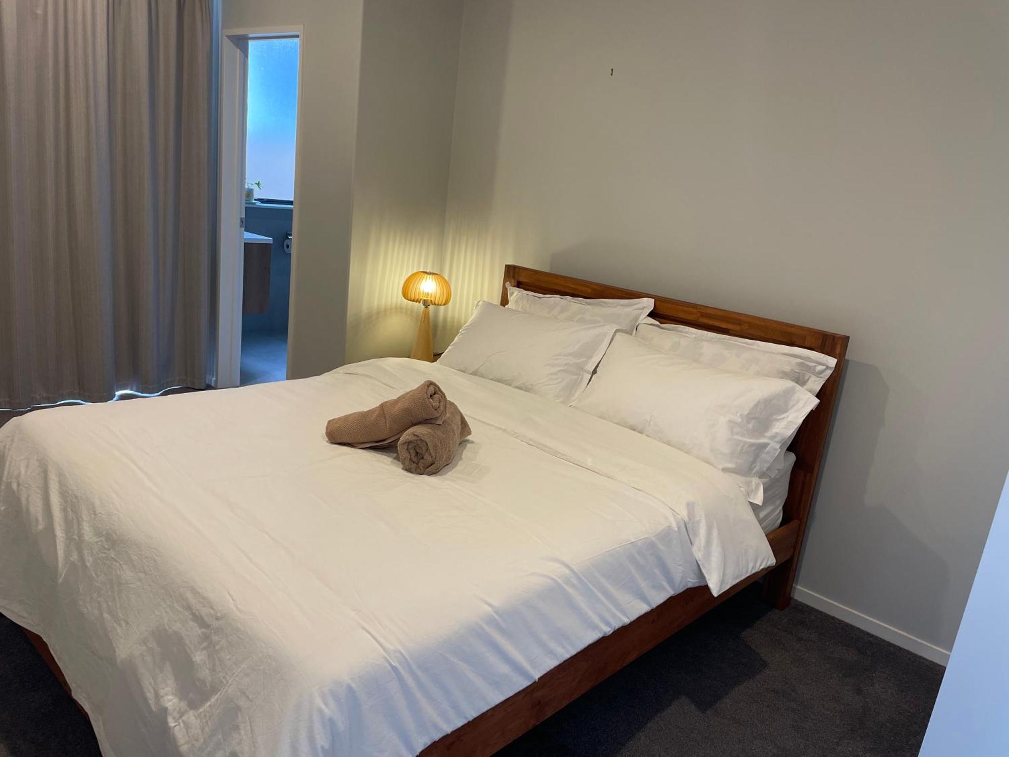 Scott Point Private Entry Flat Offers The Entire Living Room, Bedroom And Ensuite, Parking Available