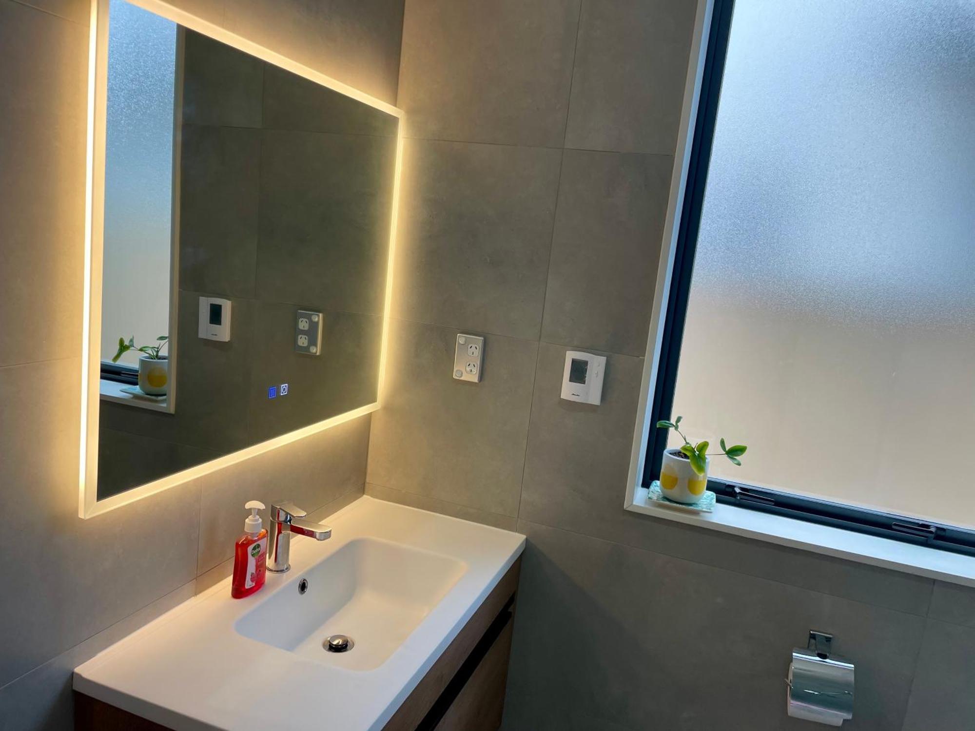 Scott Point Private Entry Flat Offers The Entire Living Room, Bedroom And Ensuite, Parking Available Guest house *