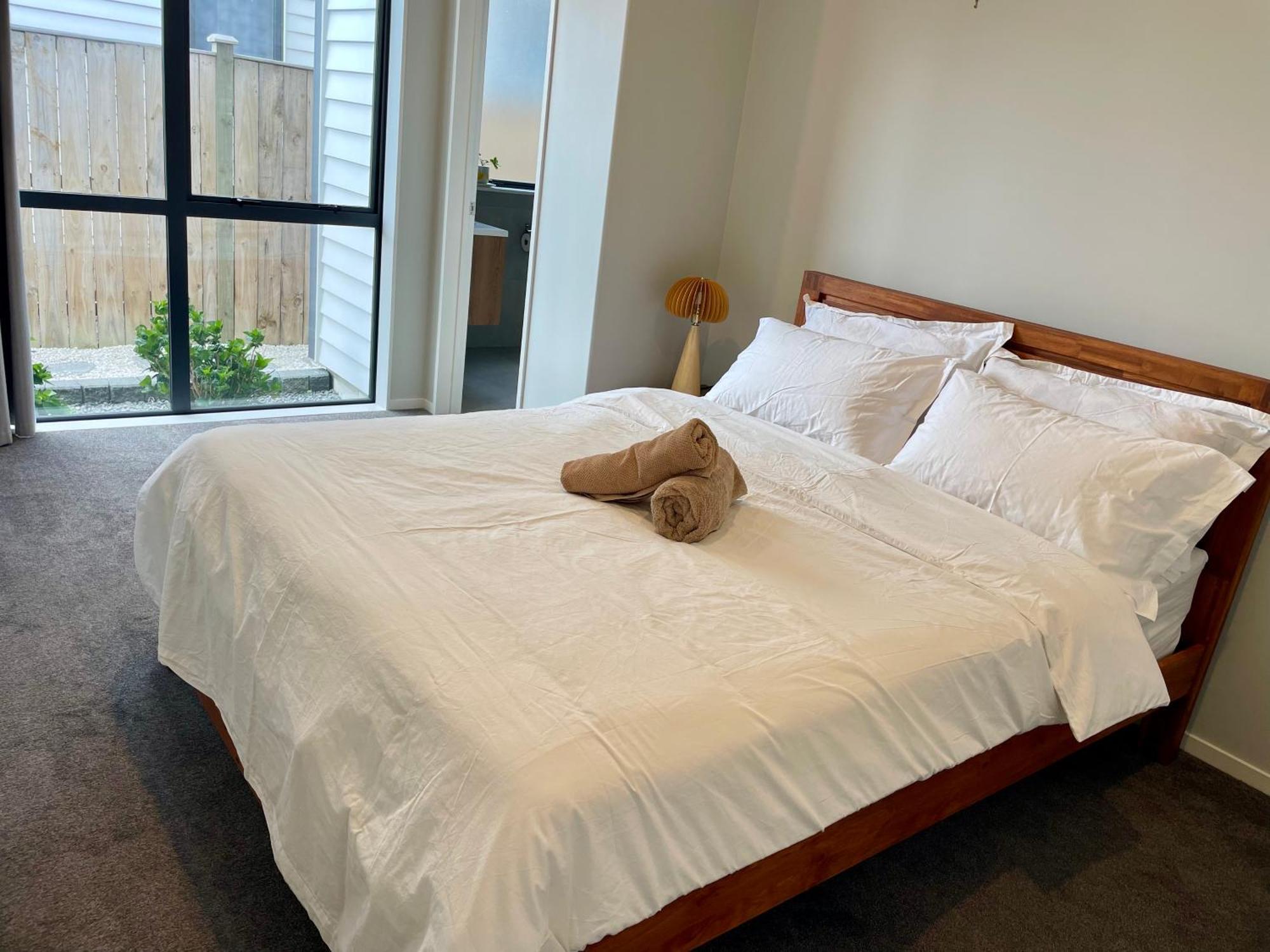 Guest house Scott Point Private Entry Flat Offers The Entire Living Room, Bedroom And Ensuite, Parking Available *