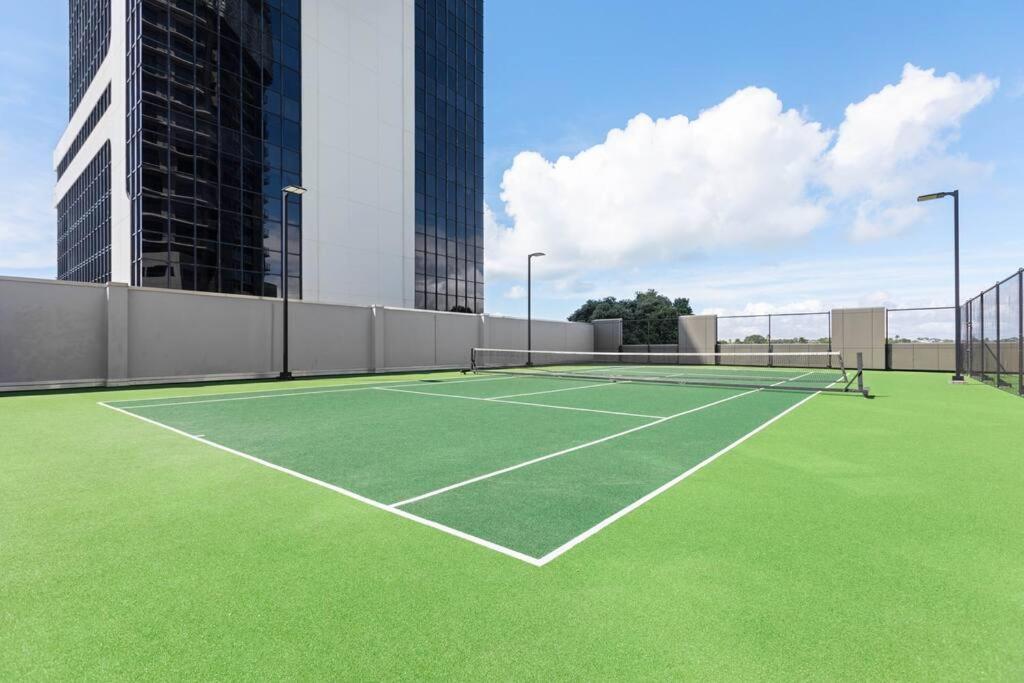 Luxurious With Rooftop Pool Gym Tennis Carpark Apartment