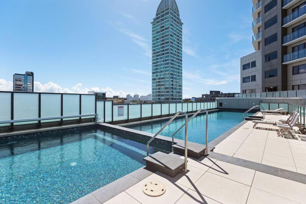 Luxurious With Rooftop Pool Gym Tennis Carpark Apartment *