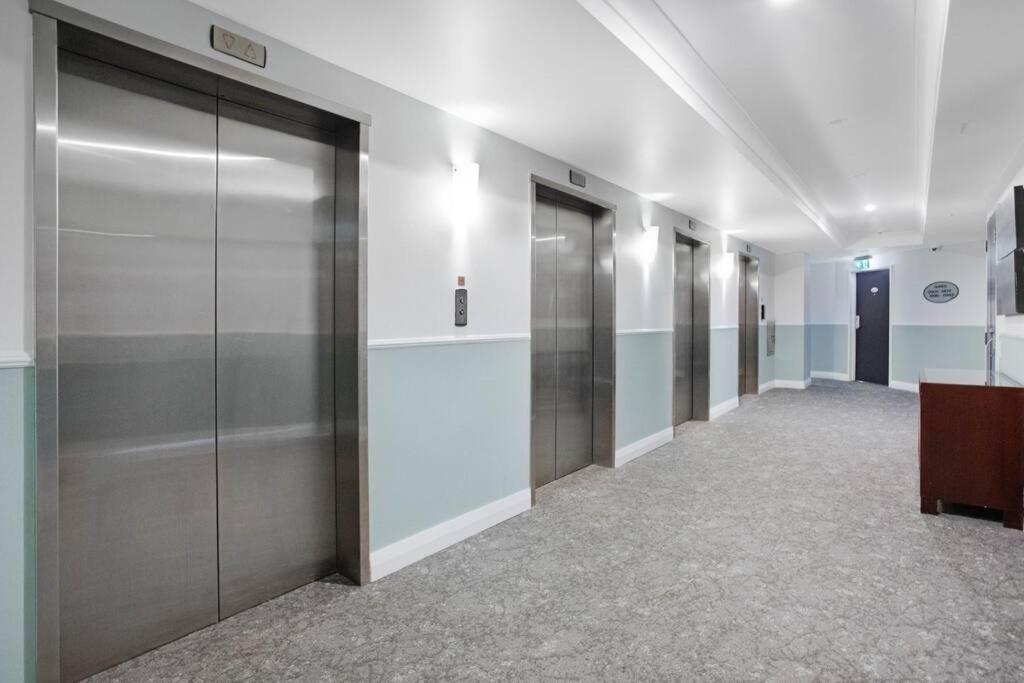 Apartment Luxurious With Rooftop Pool Gym Tennis Carpark *