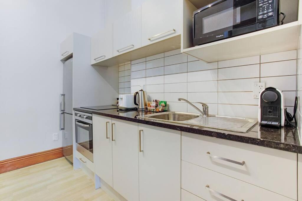 Apartment Modern Style - Classic Charm Off Street Parking *
