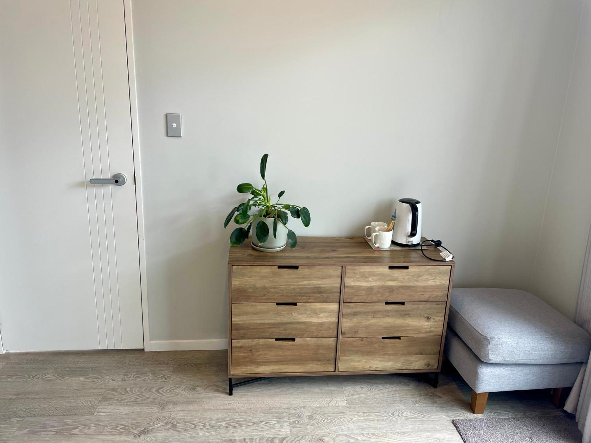 Guest house Scott Point Private Entry Flat Offers The Entire Living Room, Bedroom And Ensuite, Parking Available