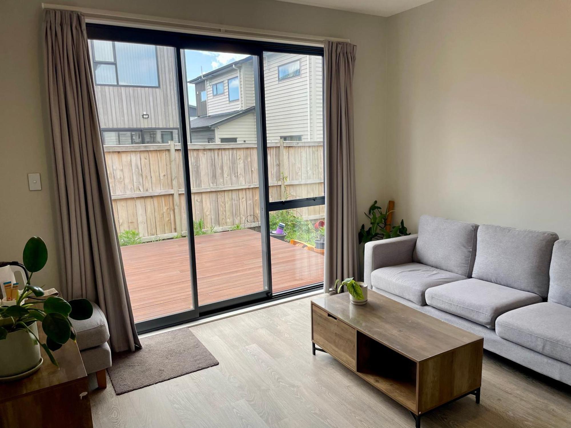 Scott Point Private Entry Flat Offers The Entire Living Room, Bedroom And Ensuite, Parking Available *
