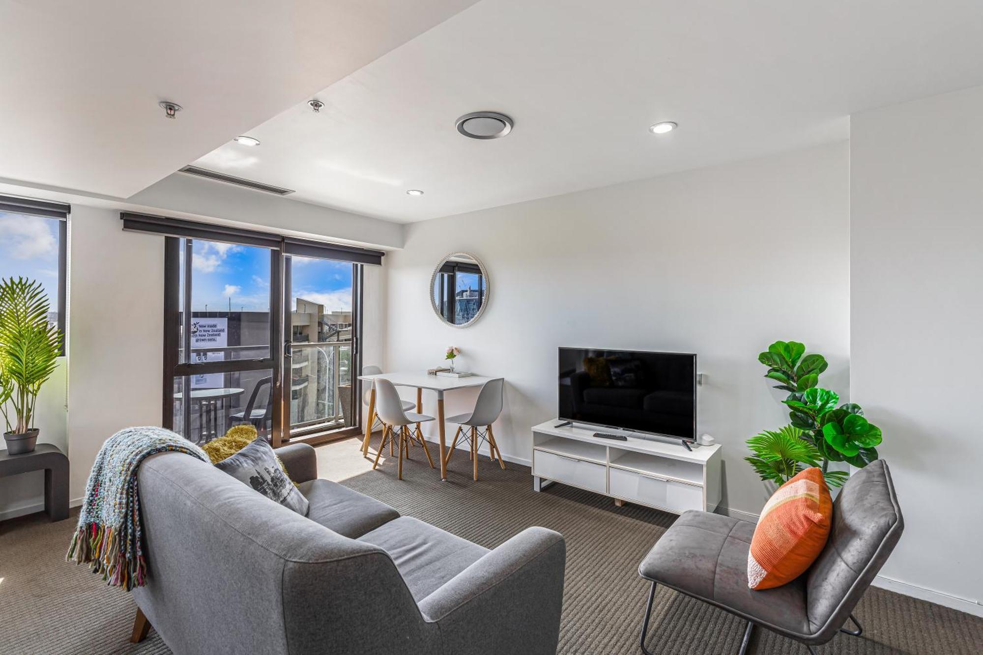 Contemporary 1br Escape With Pool & Gym Apartment