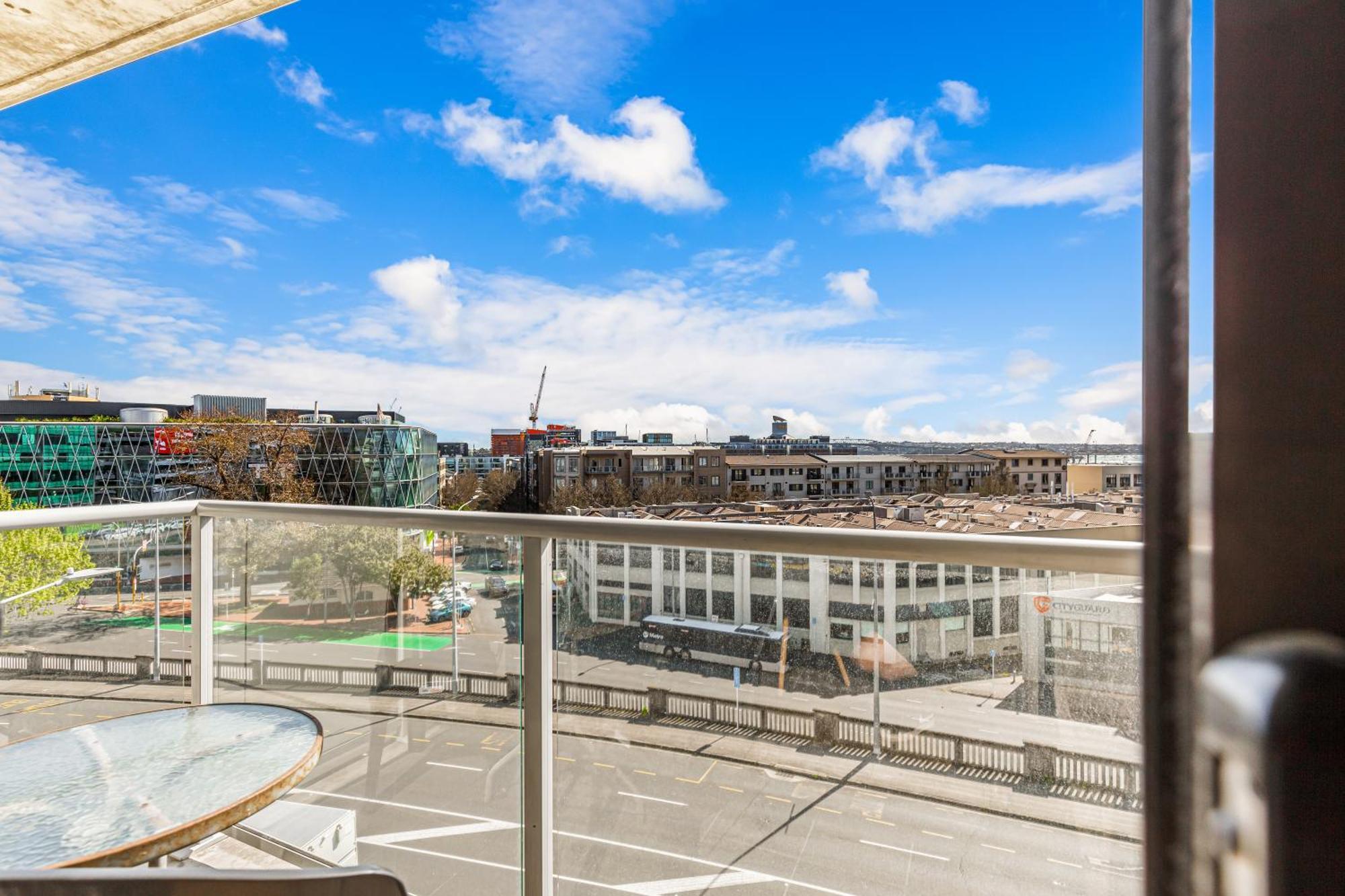 Contemporary 1br Escape With Pool & Gym Apartment Auckland