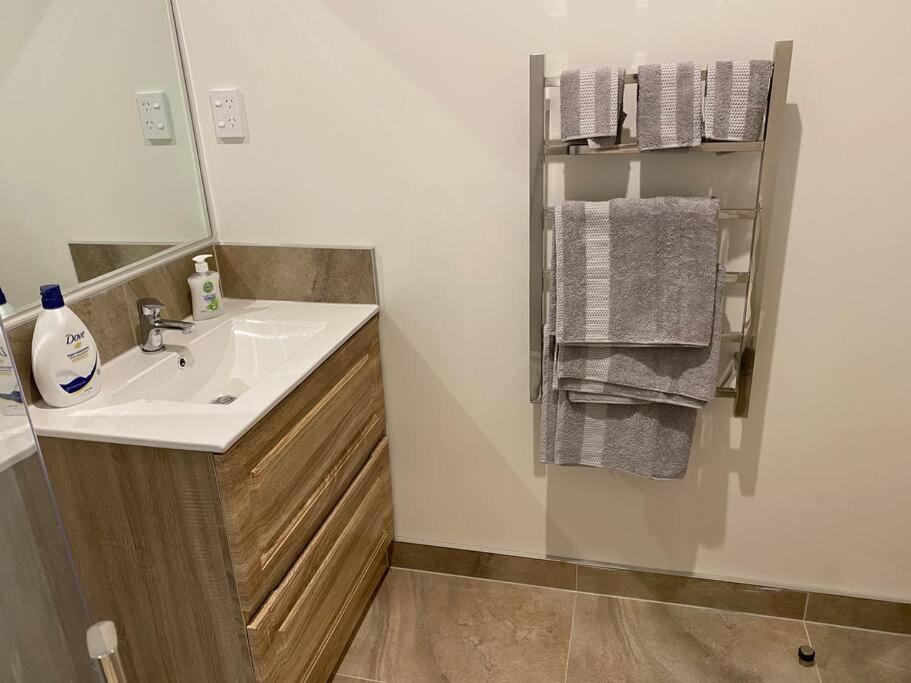 Otahuhu Town Centre Brand New 8b Apartment