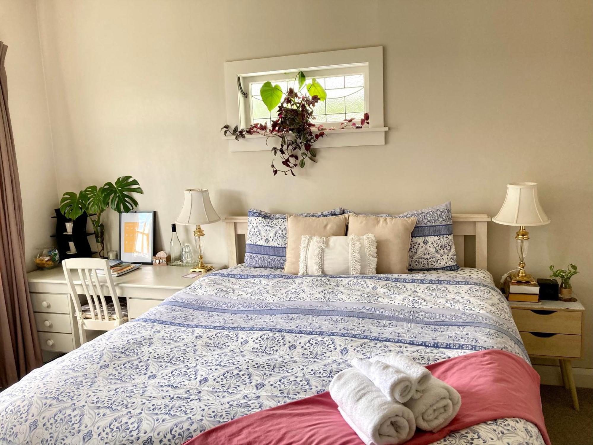 Spacious And Sunny Master Bedroom In A Auckland