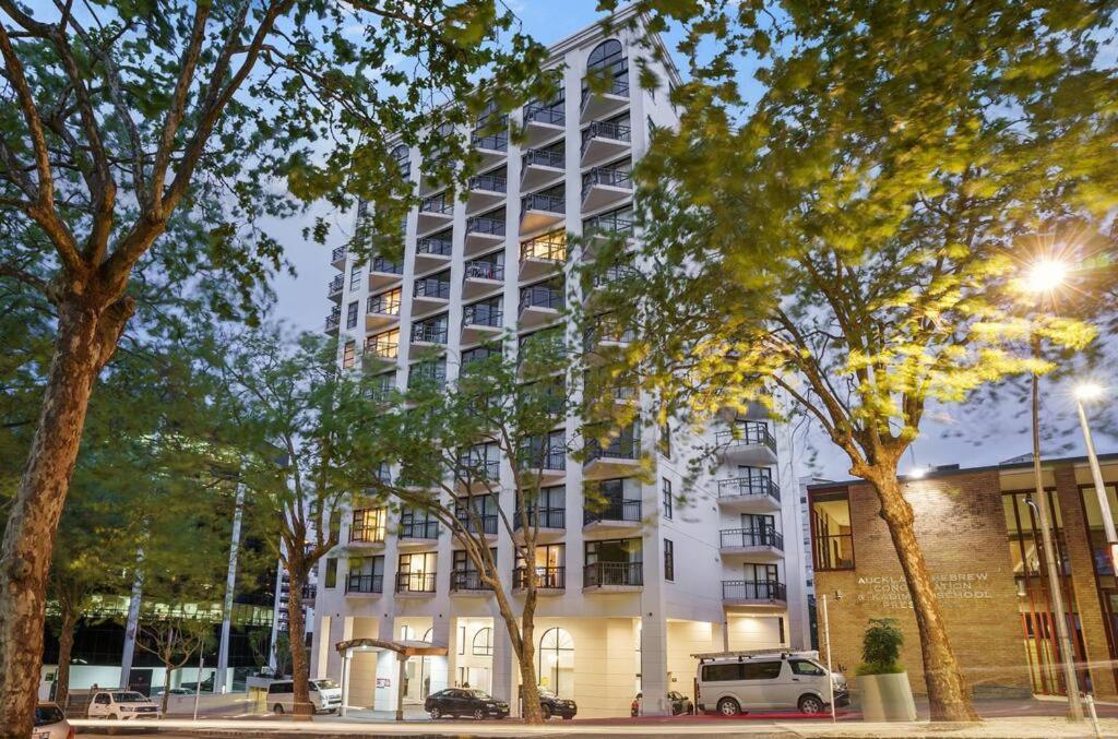 Free Carpark, Balcony With Park Views, Pool And Apartment *