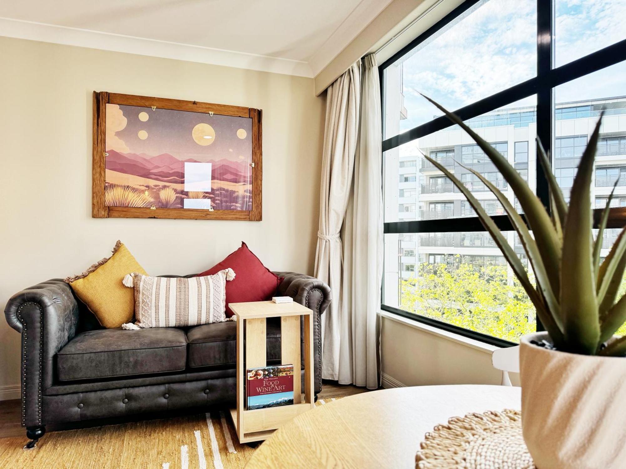 Free Carpark, Balcony With Park Views, Pool And Apartment