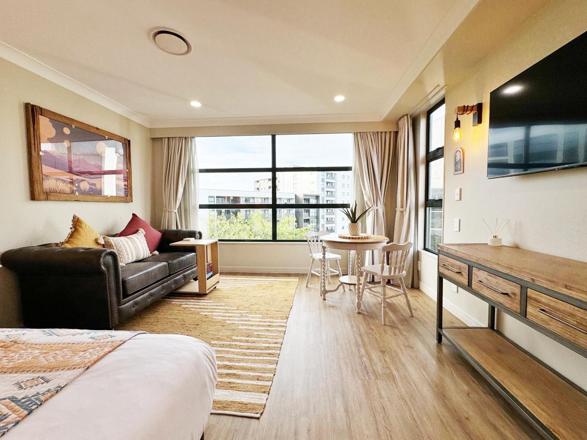 Free Carpark, Balcony With Park Views, Pool And Auckland
