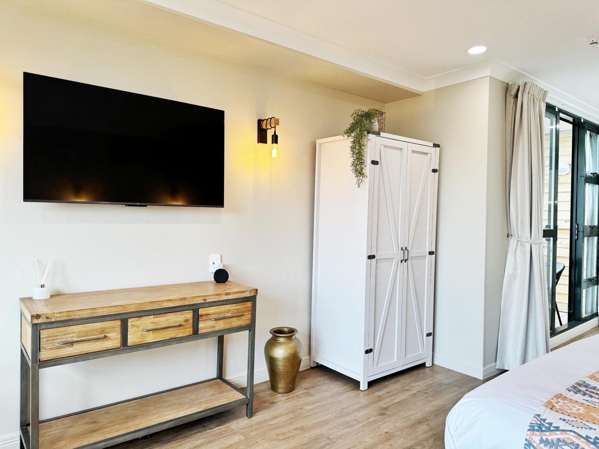 Apartment Free Carpark, Balcony With Park Views, Pool And