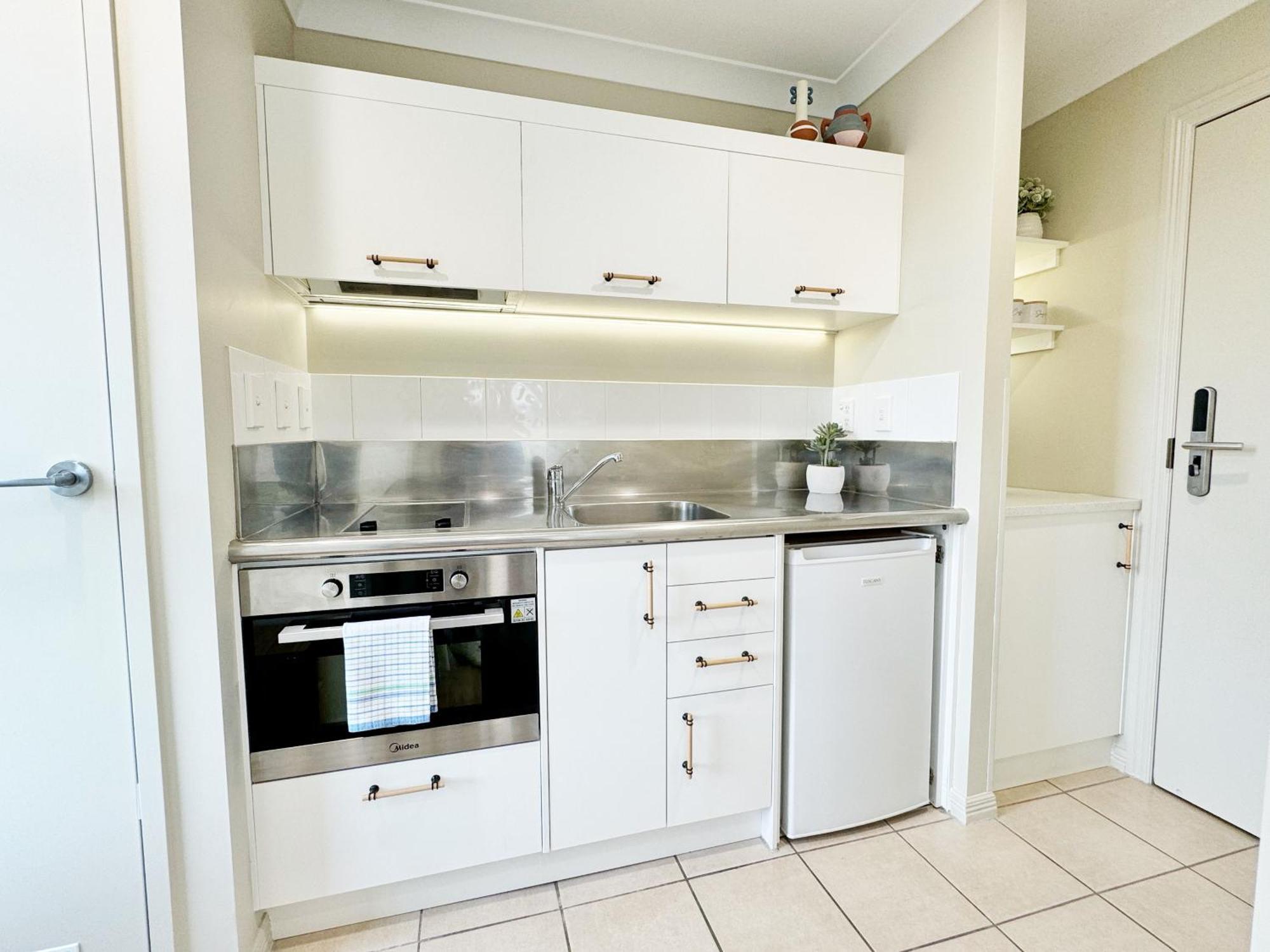 Free Carpark, Balcony With Park Views, Pool And * Auckland