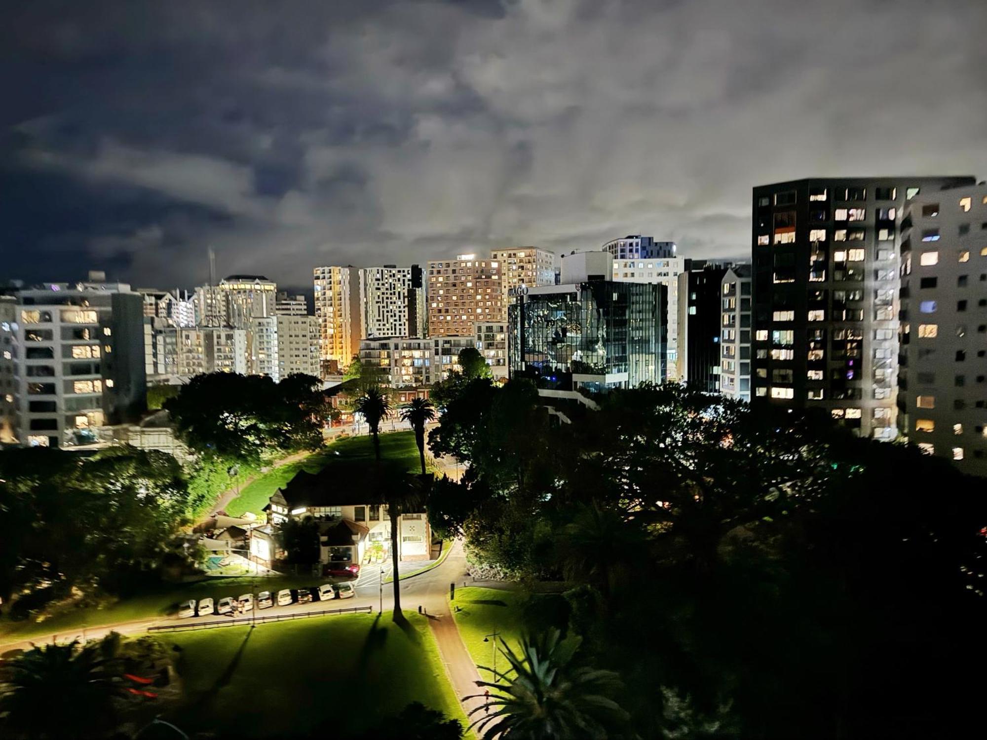 Free Carpark, Balcony With Park Views, Pool And Auckland