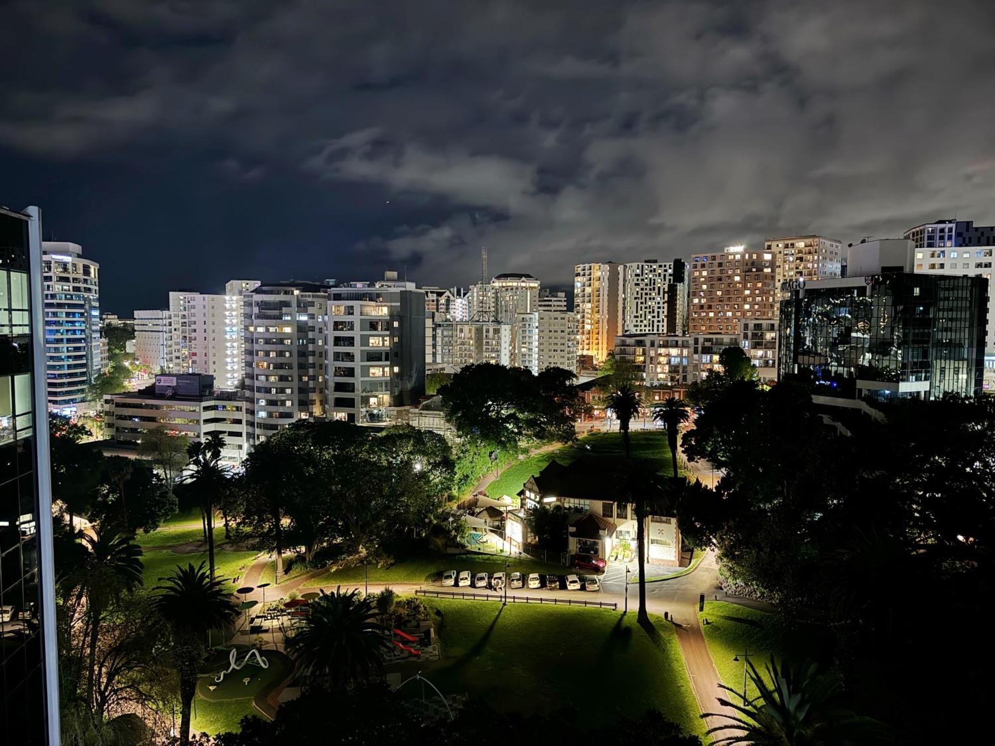 Free Carpark, Balcony With Park Views, Pool And Auckland