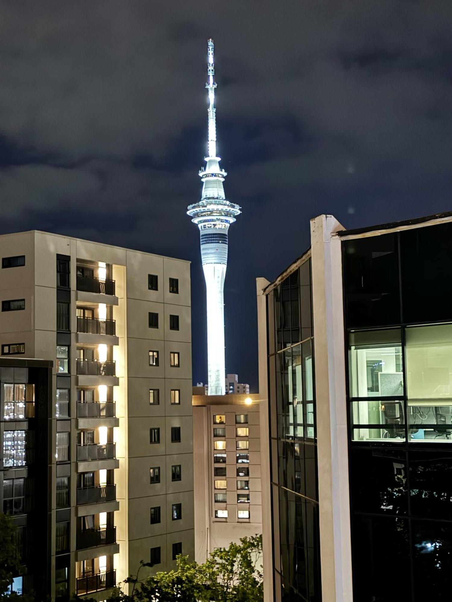 Free Carpark, Balcony With Park Views, Pool And * Auckland
