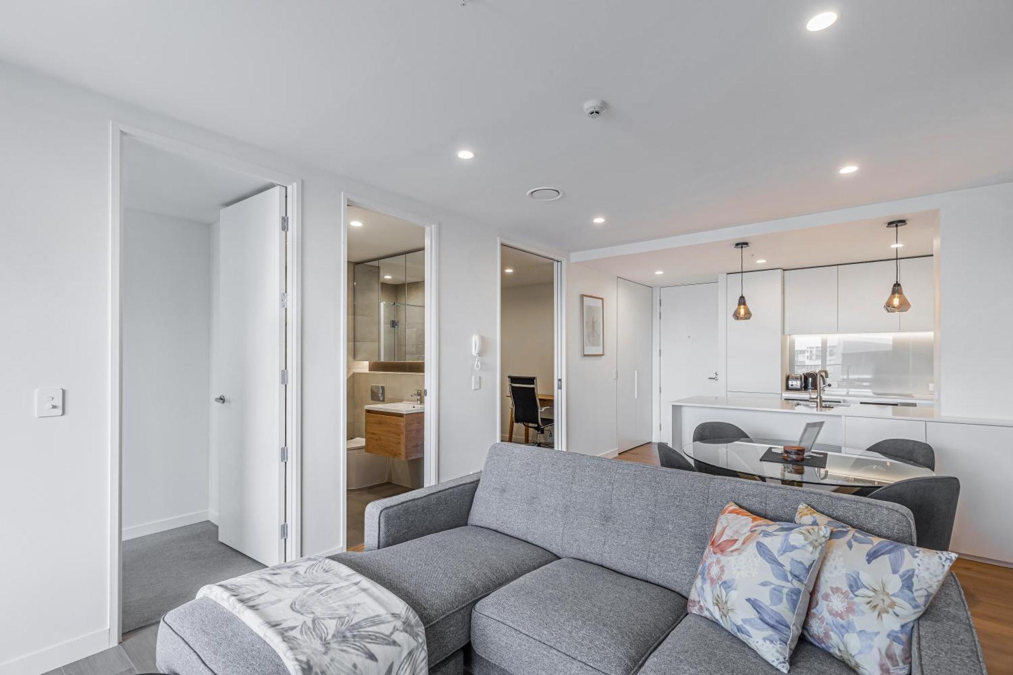 Stylish With Balcony And Full Amenities *