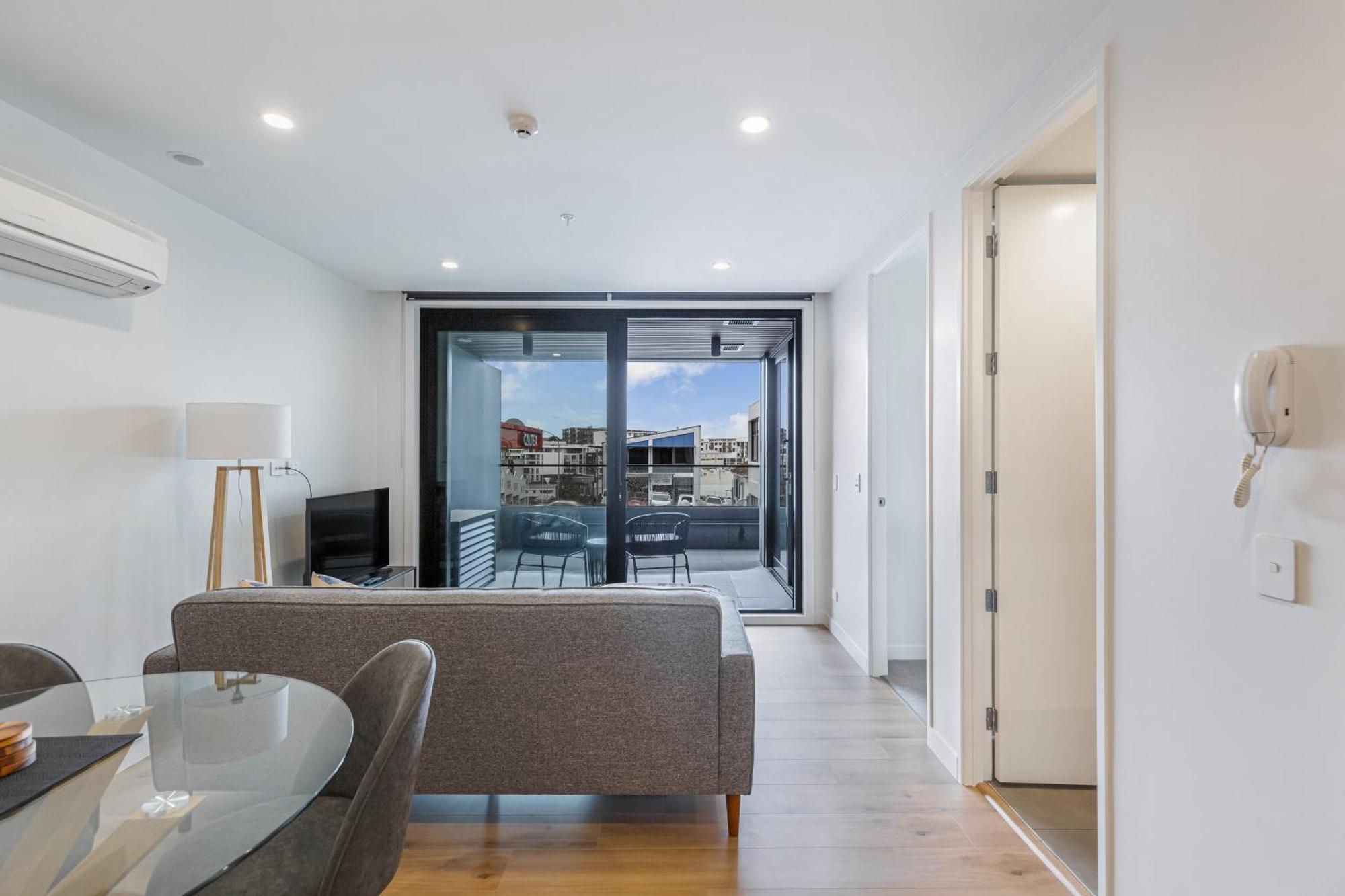 Stylish With Balcony And Full Amenities Auckland