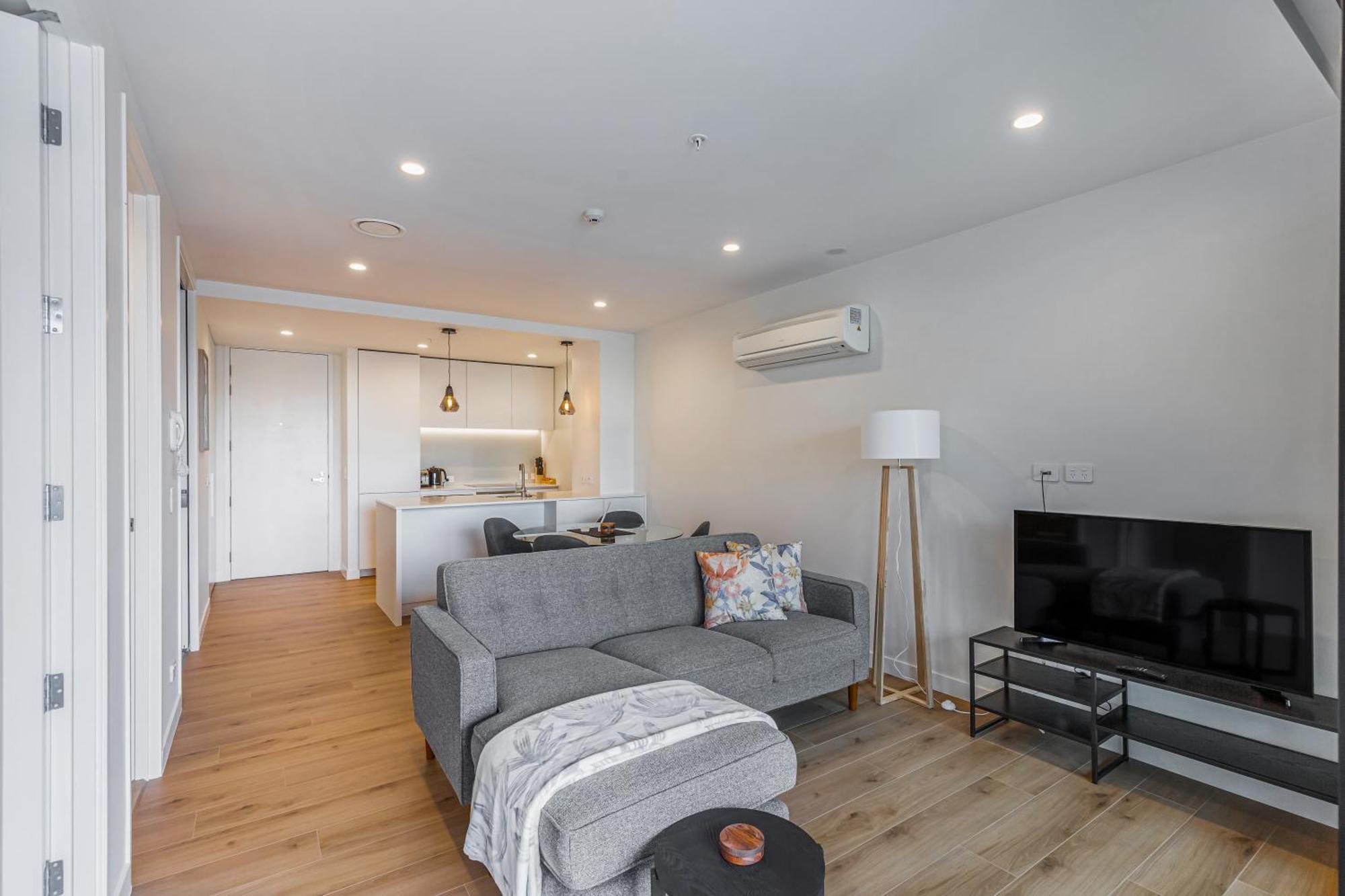 Stylish With Balcony And Full Amenities *