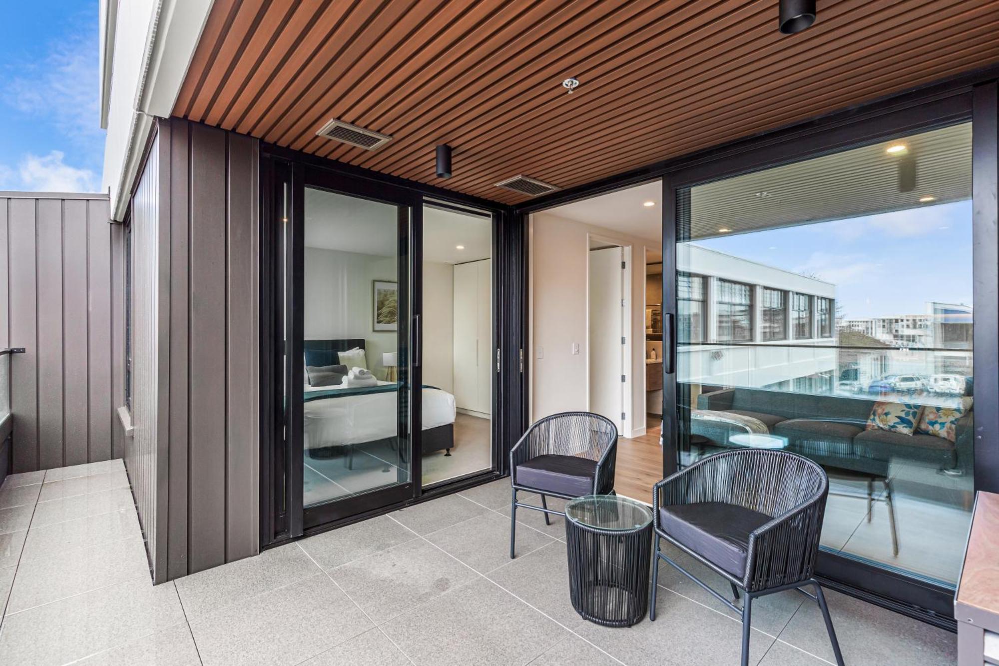 Stylish With Balcony And Full Amenities Auckland