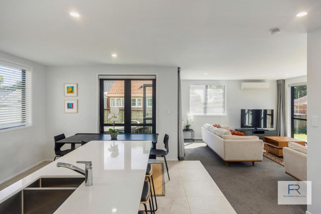 Spacious Sunlit Holiday home Auckland