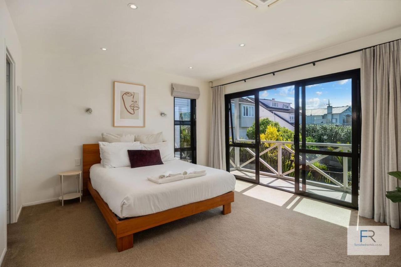 Character With Valley Views Holiday home Auckland