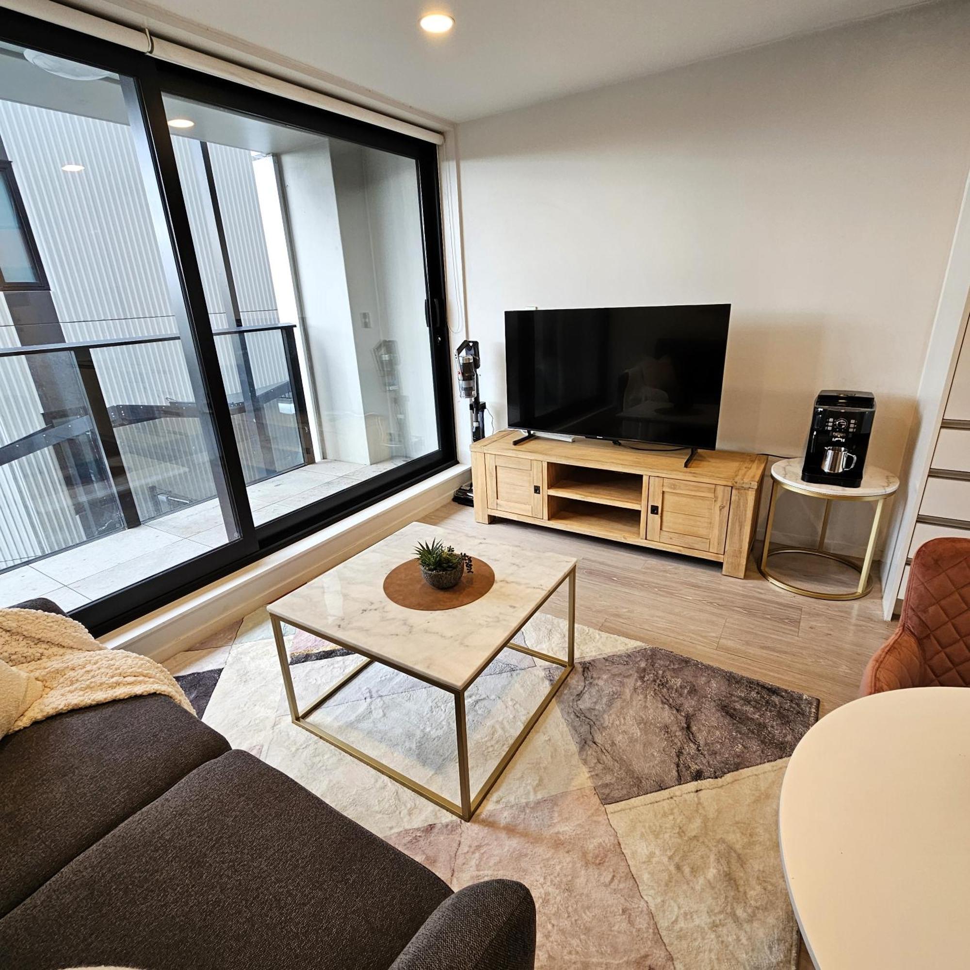 Urban Oasis - Spa, Pool And Kitchen Auckland