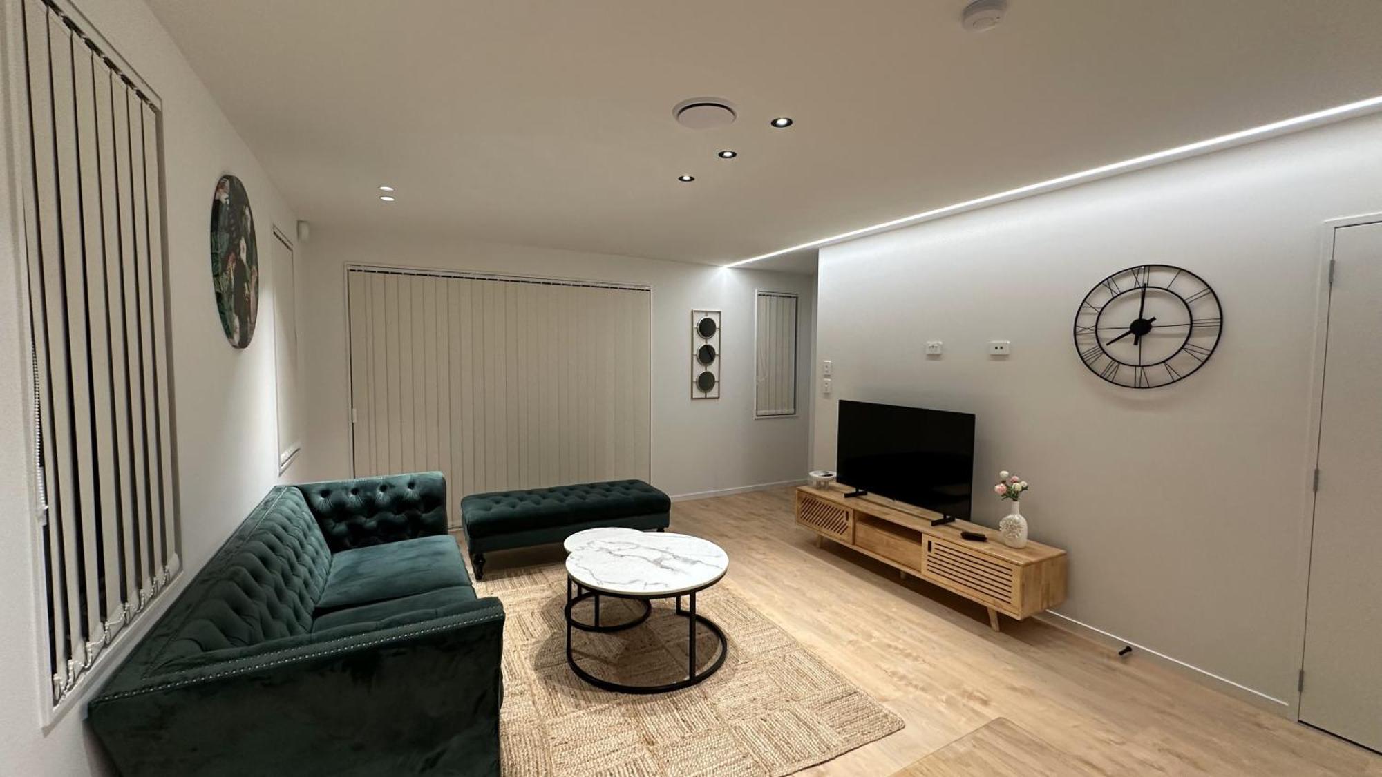 Stylish New Modern 3-br In - Perfect For Your Next Getaway! Holiday home