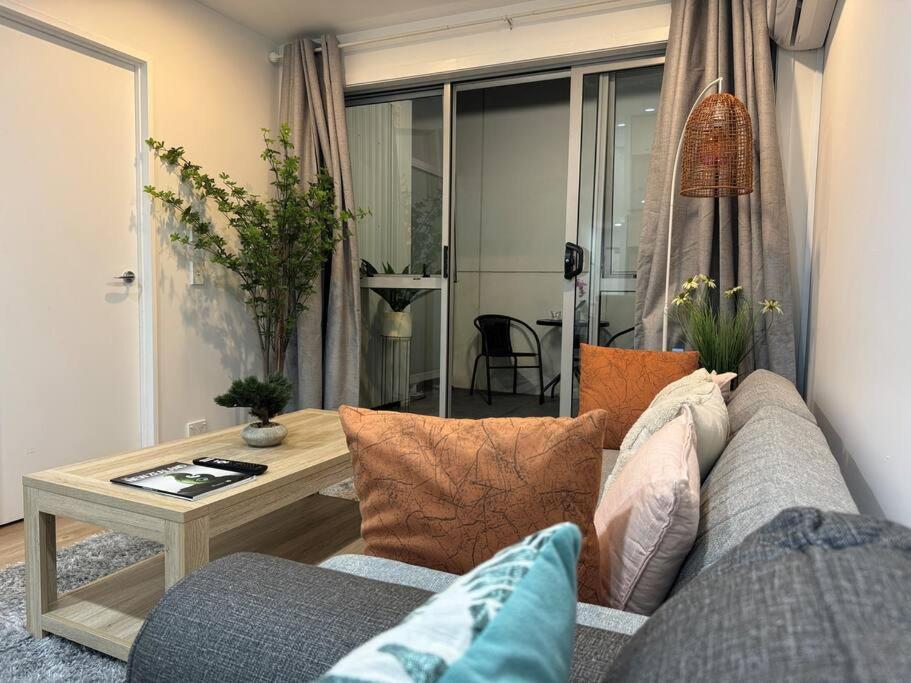 Stunning 3 Bd - 2 Bth - Pool & Carpark Apartment Auckland
