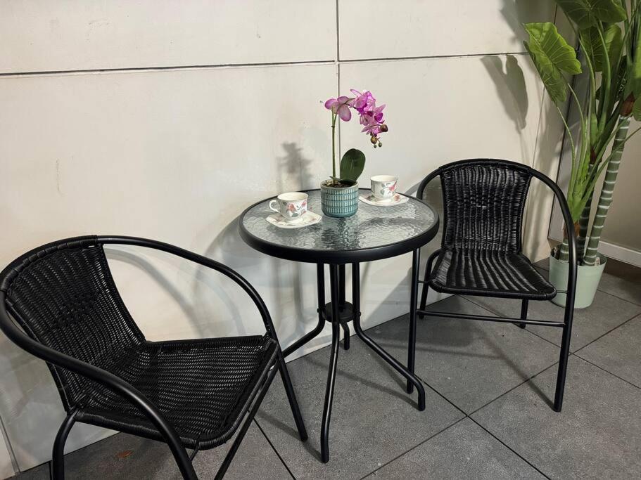 Apartment Stunning 3 Bd - 2 Bth - Pool & Carpark