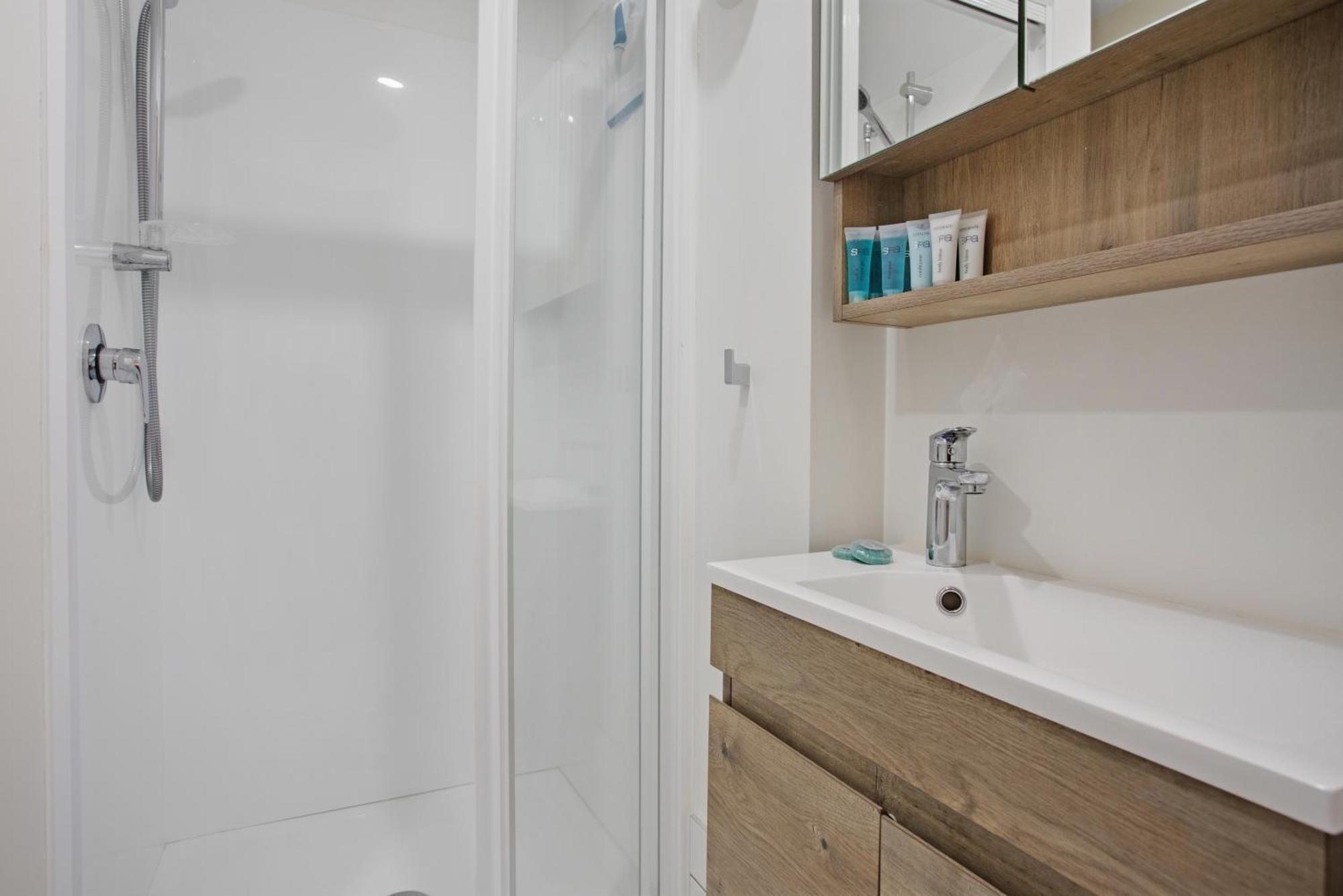 Apartment Escape With Views, Pool - Gym Auckland