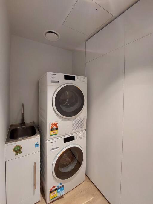 Waterfront Luxury Living - Wynyard Quarter Apartment *