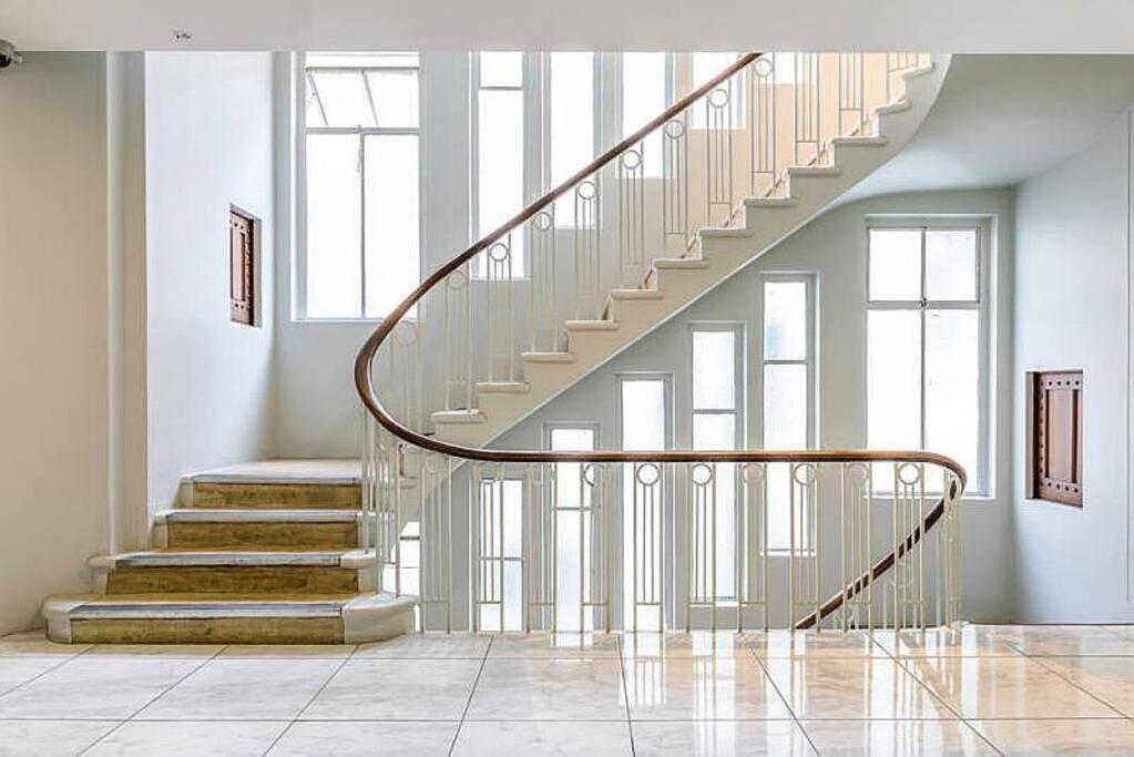 Art Deco Chic On Queen *