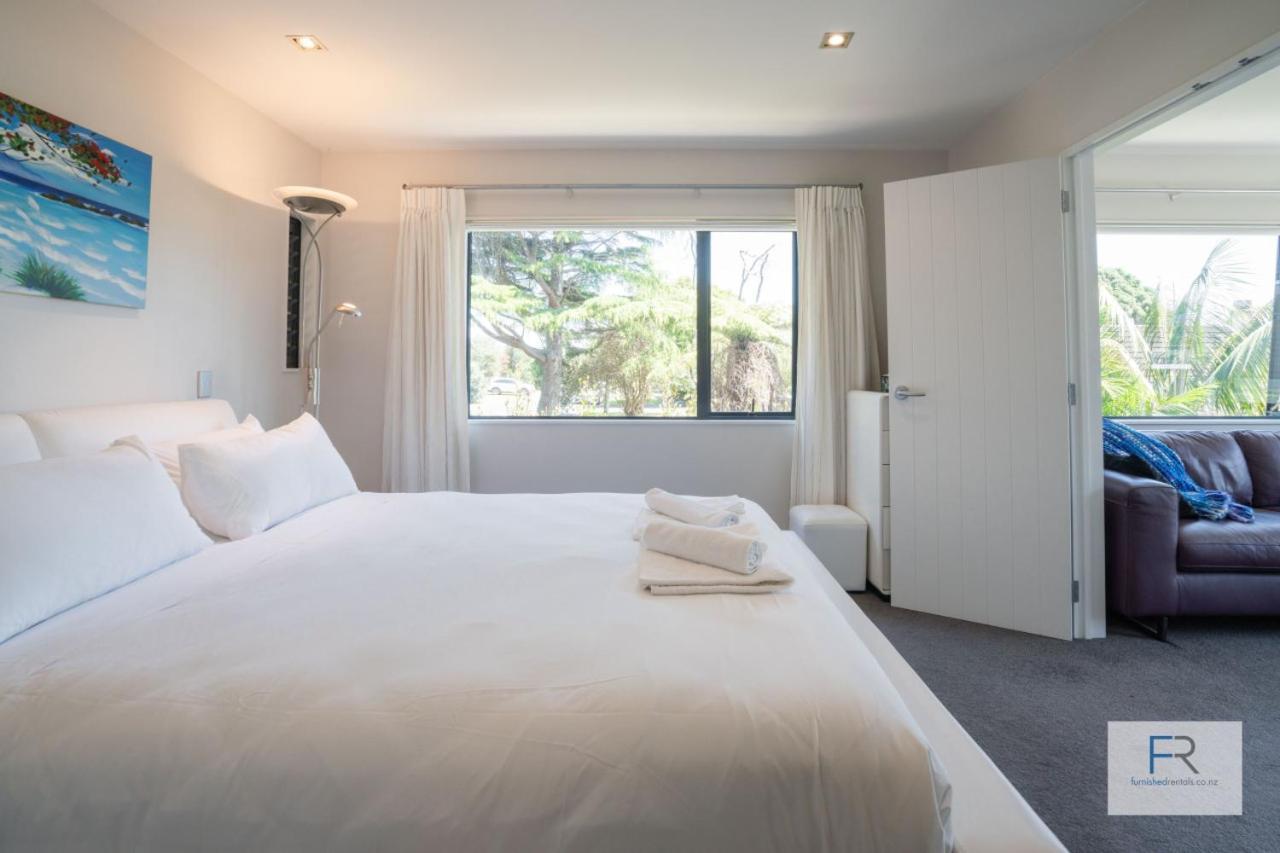 Spectacular Tropical Modern Holiday home Auckland