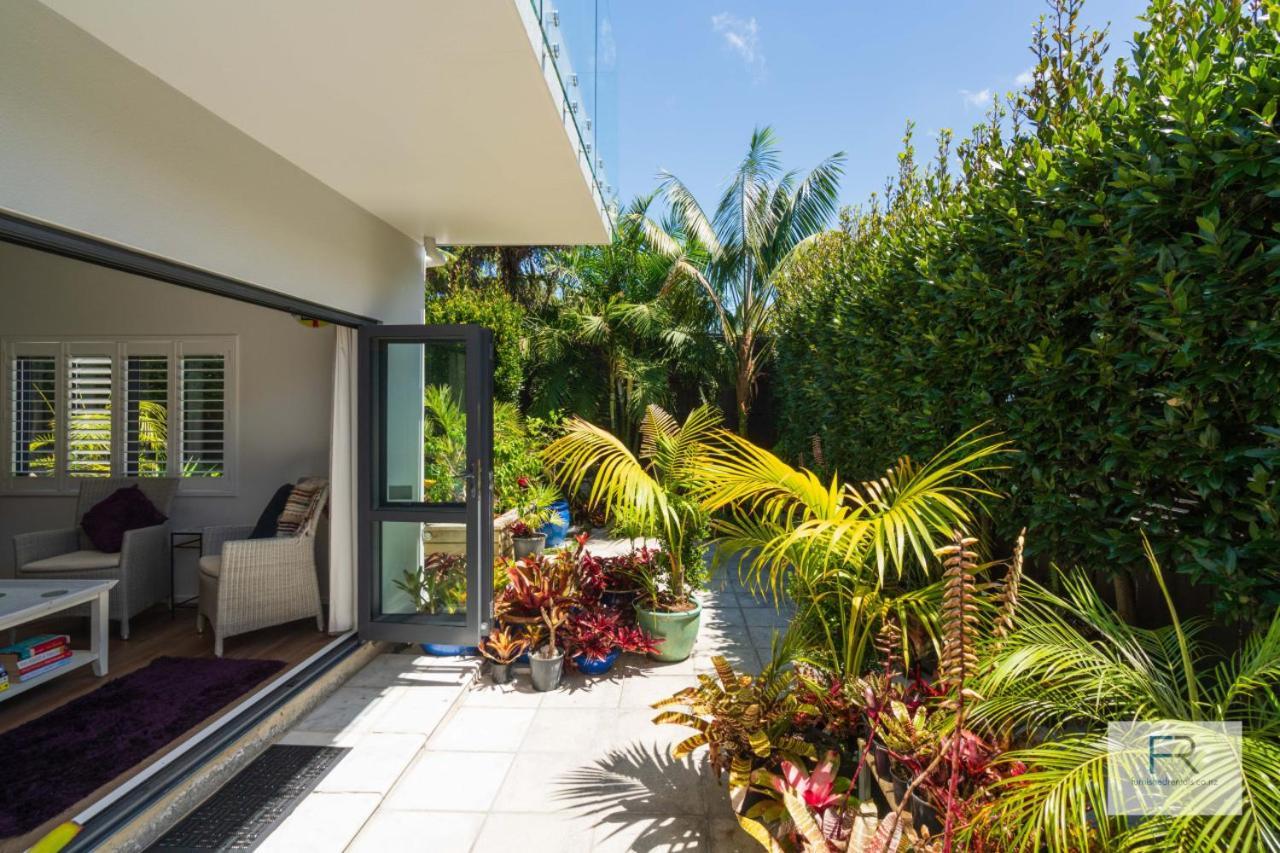 Spectacular Tropical Modern